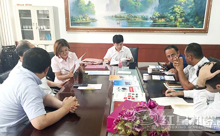 紅星技術(shù)人員與客戶探討生產(chǎn)線方案