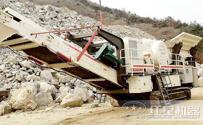 履帶式移動破碎機(jī)工作現(xiàn)場