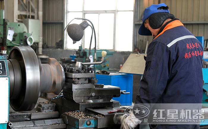 紅星顎式粉碎機定制生產(chǎn)現(xiàn)場