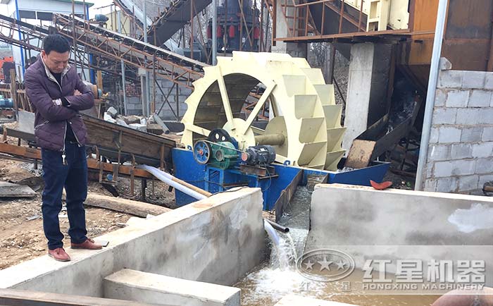 河南客戶輪斗式洗砂機工作現(xiàn)場