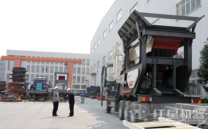 客戶到廠參觀移動(dòng)式碎石打沙機(jī)