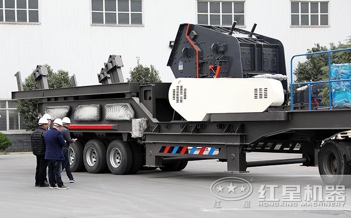 客戶到紅星廠家參觀移動(dòng)建筑垃圾粉碎機(jī)