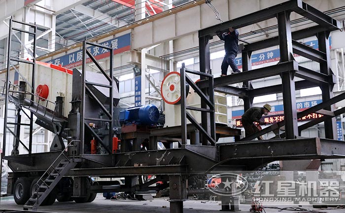 紅星車載移動(dòng)建筑垃圾粉碎機(jī)定制現(xiàn)場