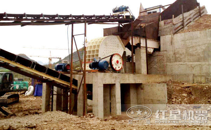 重錘式破碎機(jī)現(xiàn)場(chǎng)