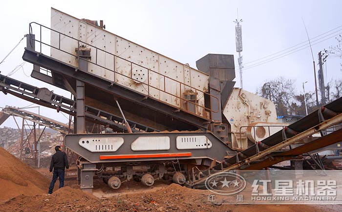 移動式建筑垃圾粉碎機(jī)工作現(xiàn)場