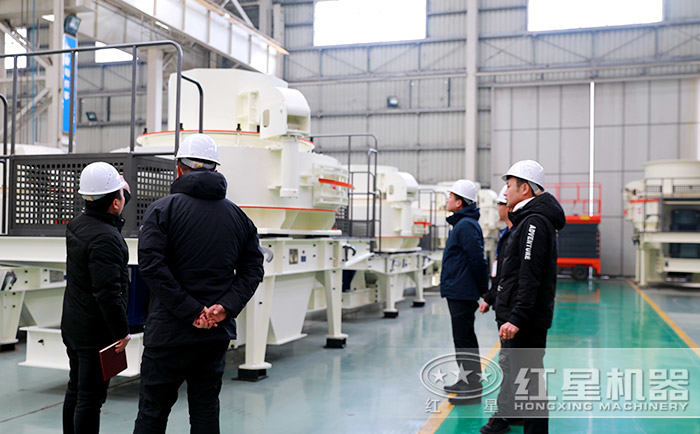 紅星銷售帶客戶參觀巖石打沙機(jī)