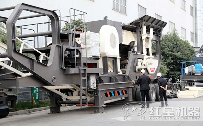 客戶到廠實地考察流動碎石機(jī)