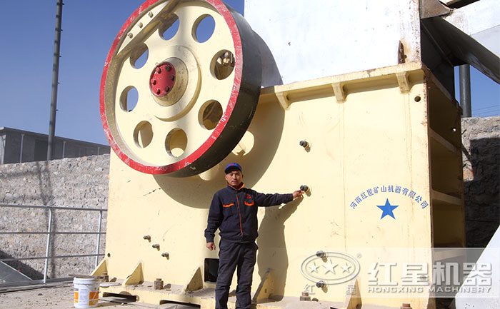 大型顎式破碎機(jī)設(shè)備展示