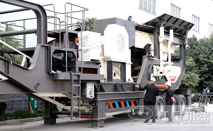 用戶考察大型碎石粉碎機(jī)廠區(qū)