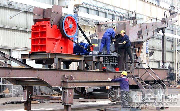 配置顎破+圓錐破的一體式流動粉碎機生產現場
