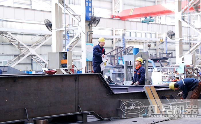 紅星技術人員為廣東客戶定制輪胎移動破現(xiàn)場