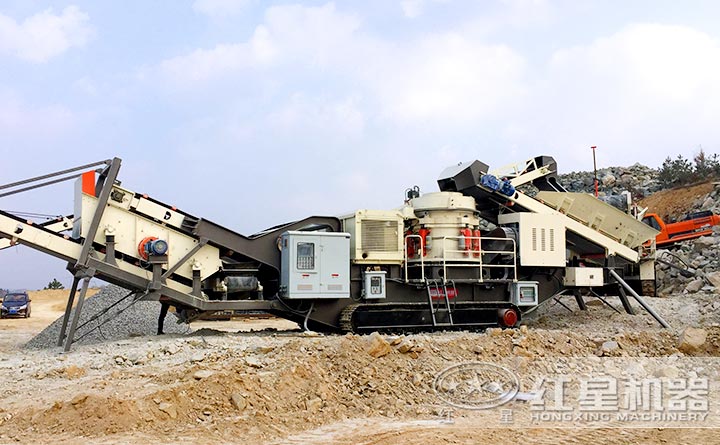 履帶式移動破碎站工作現(xiàn)場