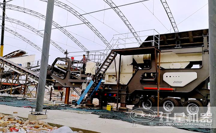 車載移動(dòng)碎石機(jī)工作現(xiàn)場(chǎng)