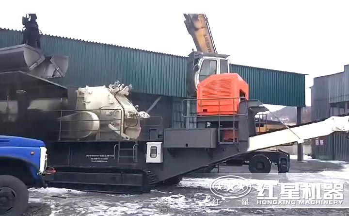 履帶式流動鄂式破碎機(jī)破碎煤炭現(xiàn)場