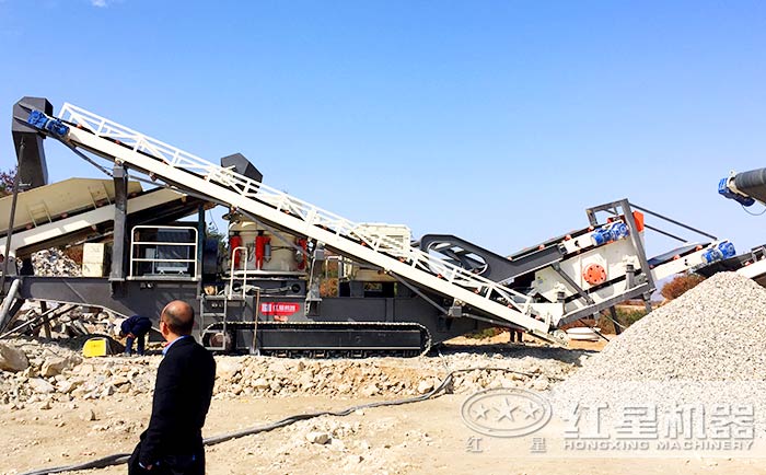 履帶移動破碎機(jī)工作現(xiàn)場