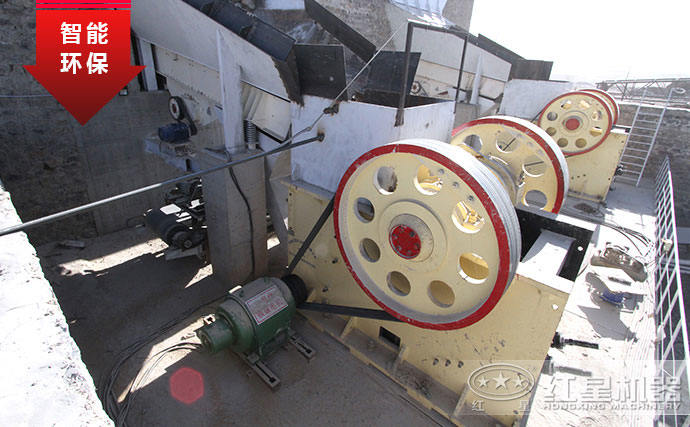 大型碎石機(jī)設(shè)備現(xiàn)場(chǎng)