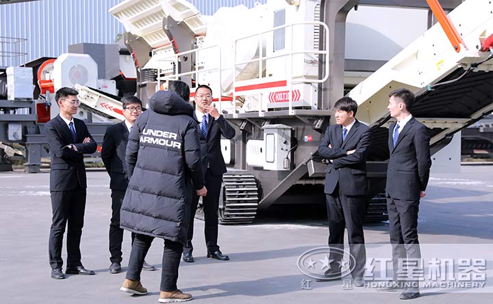 客戶考察移動(dòng)式破碎設(shè)備廠區(qū)