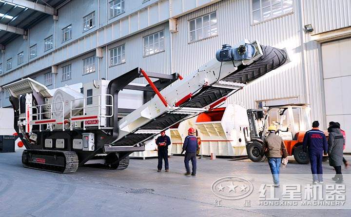 客戶到廠參觀移動式碎石機(jī)械設(shè)備