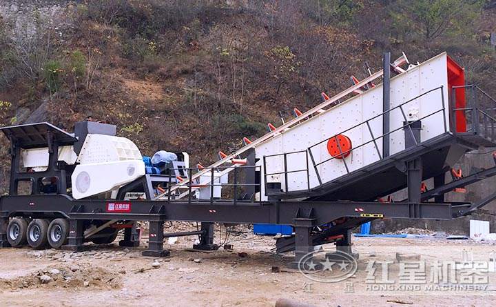 配置重錘式破碎機(jī)的移動(dòng)破碎工作現(xiàn)場(chǎng)