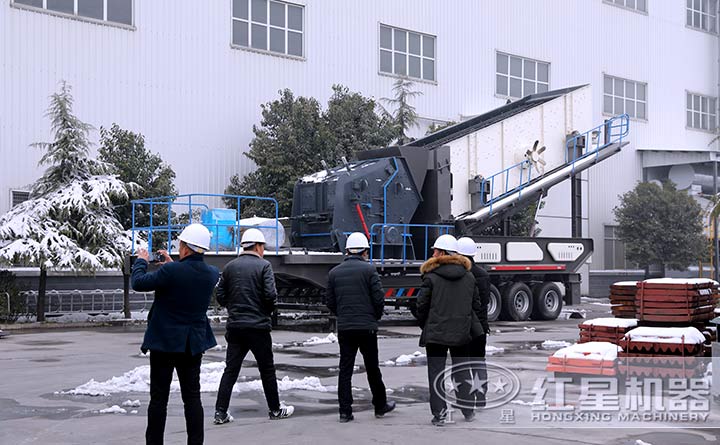 輪胎式移動反擊式破碎機(jī)