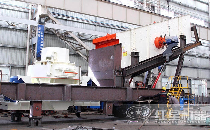 紅星大型移動制砂機廠區(qū)一角，設(shè)備加工中