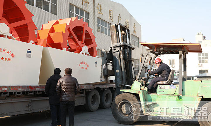 客戶對正在裝車的洗沙機(jī)進(jìn)行參觀