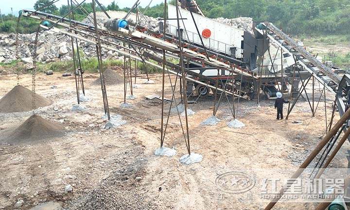 四川巴中移動碎石現場