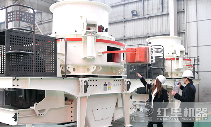 銷(xiāo)售人員為客戶(hù)進(jìn)行一對(duì)一講解