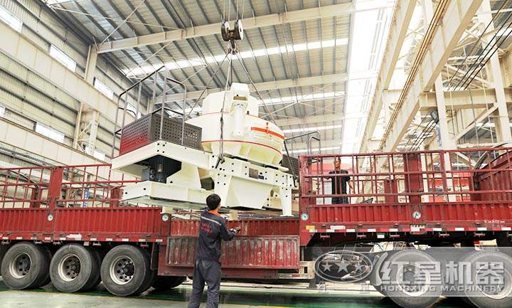 湖南某石料廠訂購的制砂機(jī)已裝車