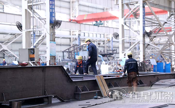 紅星車載移動碎石機生產(chǎn)車間一角