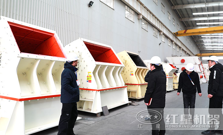 客戶參觀石灰石錘式破碎機(jī)廠區(qū)，可到廠技術(shù)咨詢