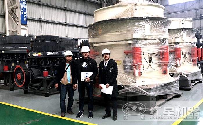 紅星河流子圓錐破廠區(qū)，客戶與紅星經(jīng)理達成合作意向