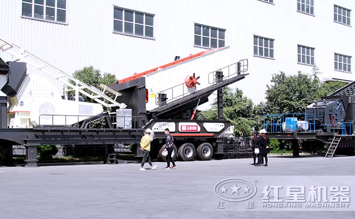 移動(dòng)破碎機(jī)廠區(qū)，一對(duì)一指導(dǎo)購(gòu)機(jī)