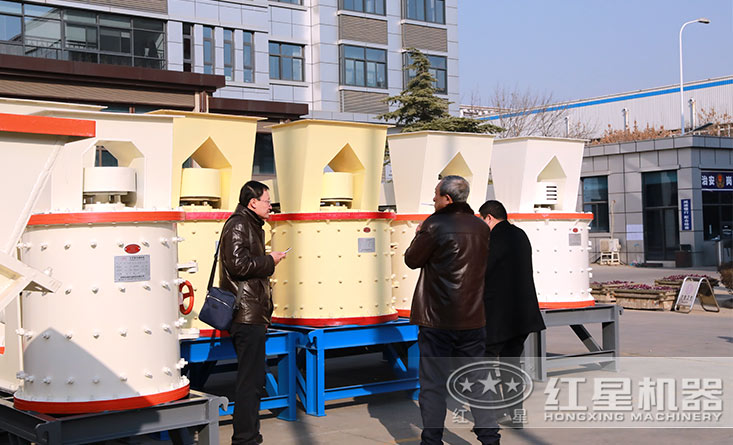 紅星復合破廠區(qū)中，客戶正參觀，經(jīng)理為客戶講解設備