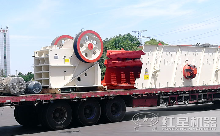 高嶺土破碎設(shè)備裝車發(fā)貨中