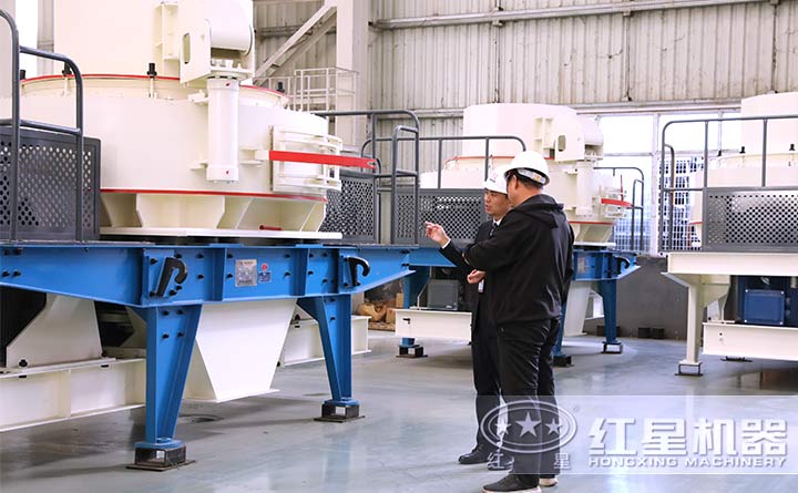 專業(yè)經(jīng)理講解制砂機(jī)知識(shí)，指導(dǎo)購(gòu)機(jī)