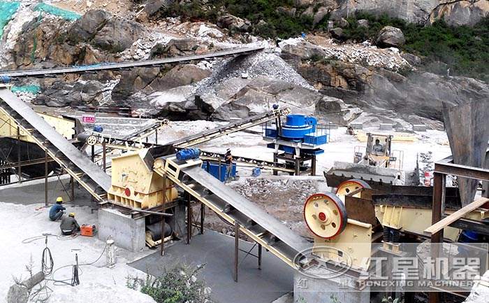 江西客戶時(shí)產(chǎn)50噸石灰?guī)r破碎現(xiàn)場