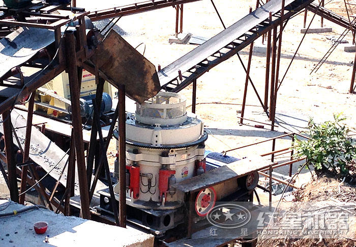 圓錐破碎機(jī)碎石現(xiàn)場(chǎng)