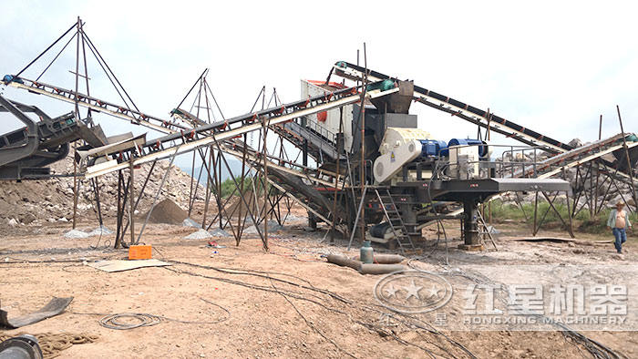 移動碎石機械設備施工現(xiàn)場