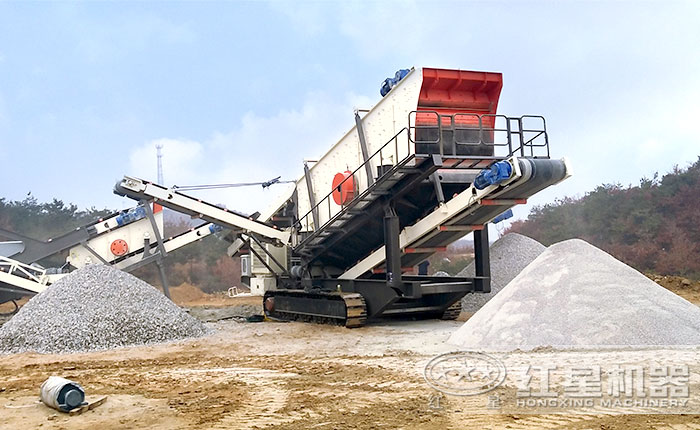 小型移動破碎機工作現(xiàn)場