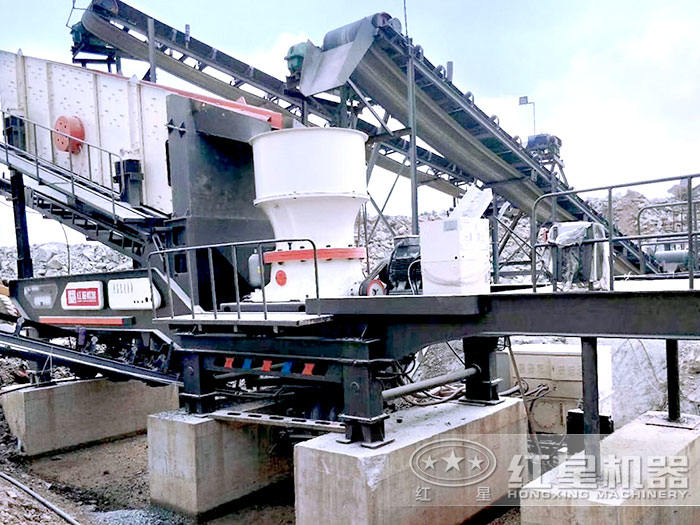 施工現(xiàn)場中的移動碎石破碎機