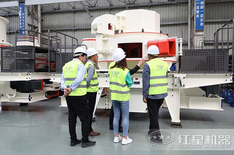 客戶參觀石頭制沙機(jī)