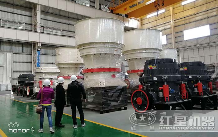 客戶參觀花崗巖破碎生產(chǎn)線設(shè)備之圓錐破碎機
