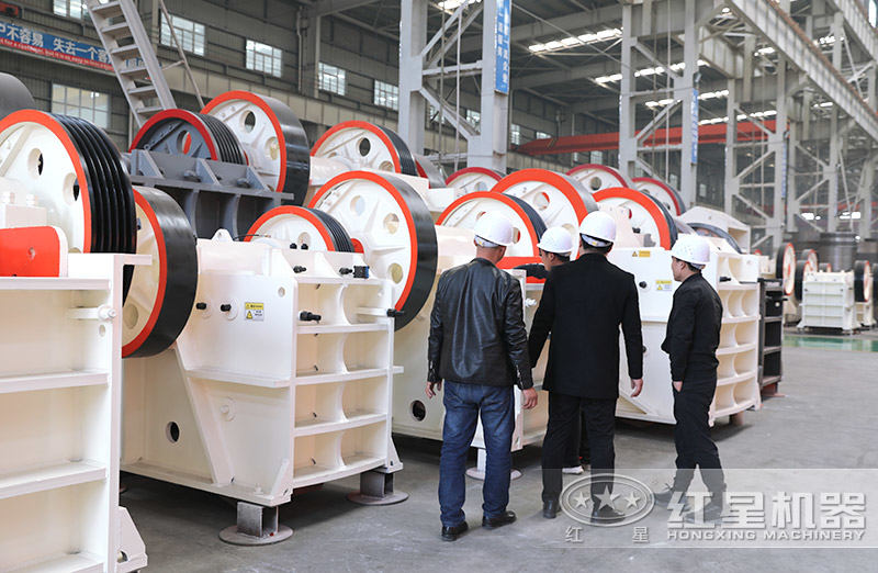 客戶參觀顎式碎石機(jī)