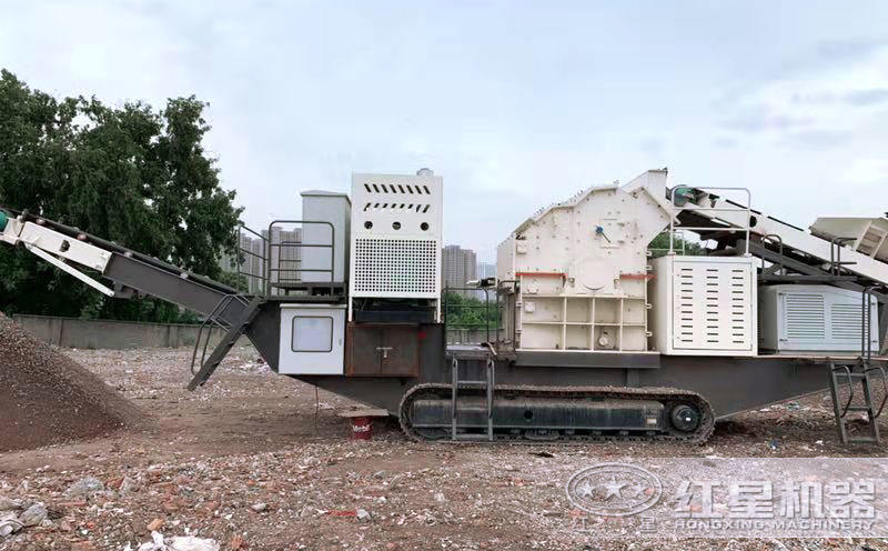 移動(dòng)式混凝土破碎機(jī)械作業(yè)現(xiàn)場(chǎng)