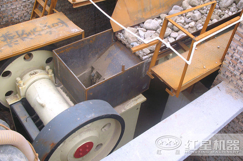 顎式碎石機(jī)結(jié)構(gòu)簡單