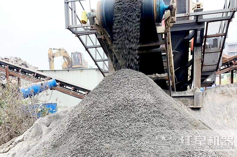 履帶移動(dòng)制砂機(jī)生產(chǎn)現(xiàn)場