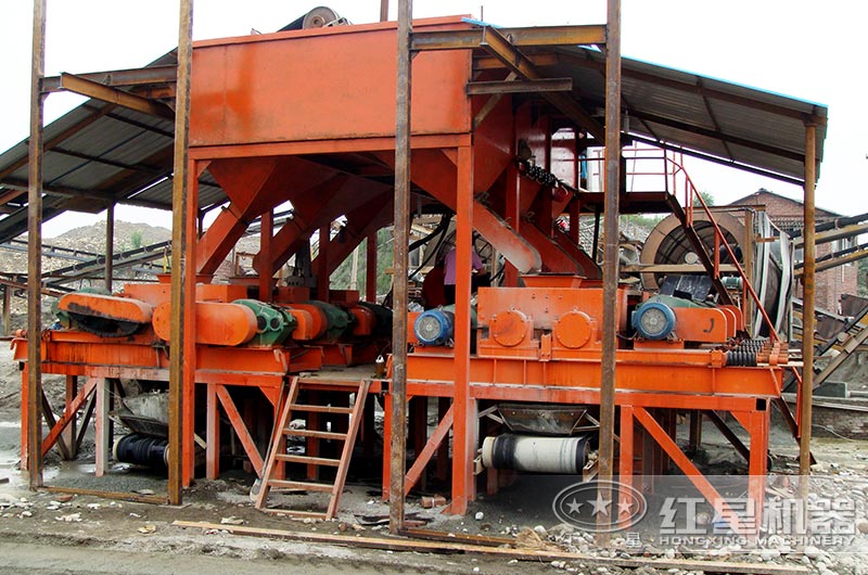 雙輥式破碎機作業(yè)現(xiàn)場