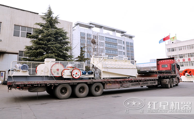 紅星對(duì)輥制砂機(jī)裝車發(fā)貨中