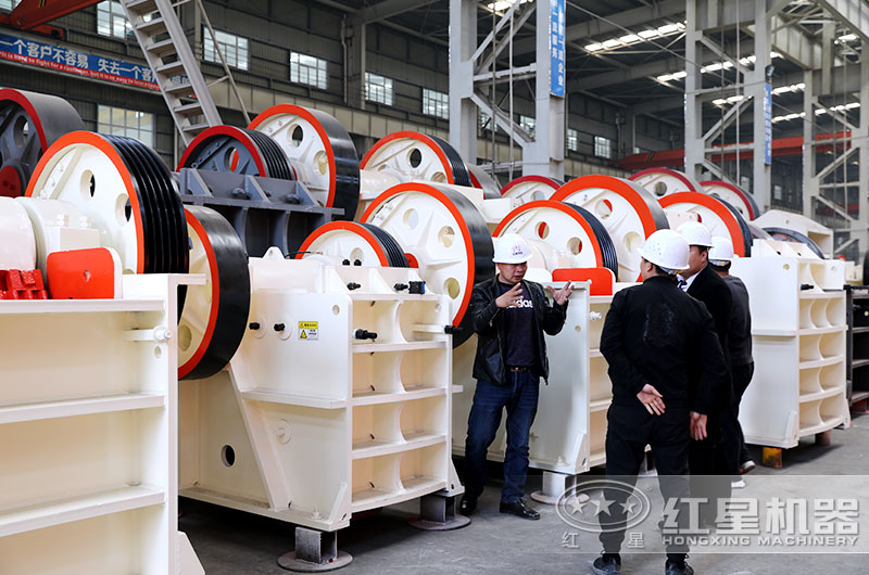 客戶來(lái)廠參觀PE1500*1800顎式破碎機(jī)